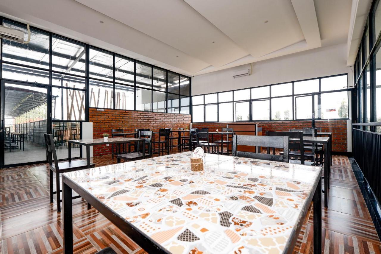 Oyo Flagship 2124 Kars Inn Semarang Exterior foto